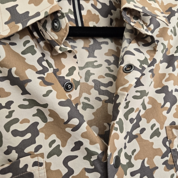 Crosby & Howard Camo Stretch Fabric Button Up Top - Picture 4 of 8